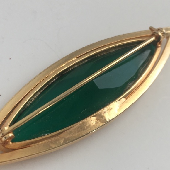 Vintage Marquis Cut Brooch Emerald Green Stone Gold Tone Diamond Shape - Picture 7 of 9